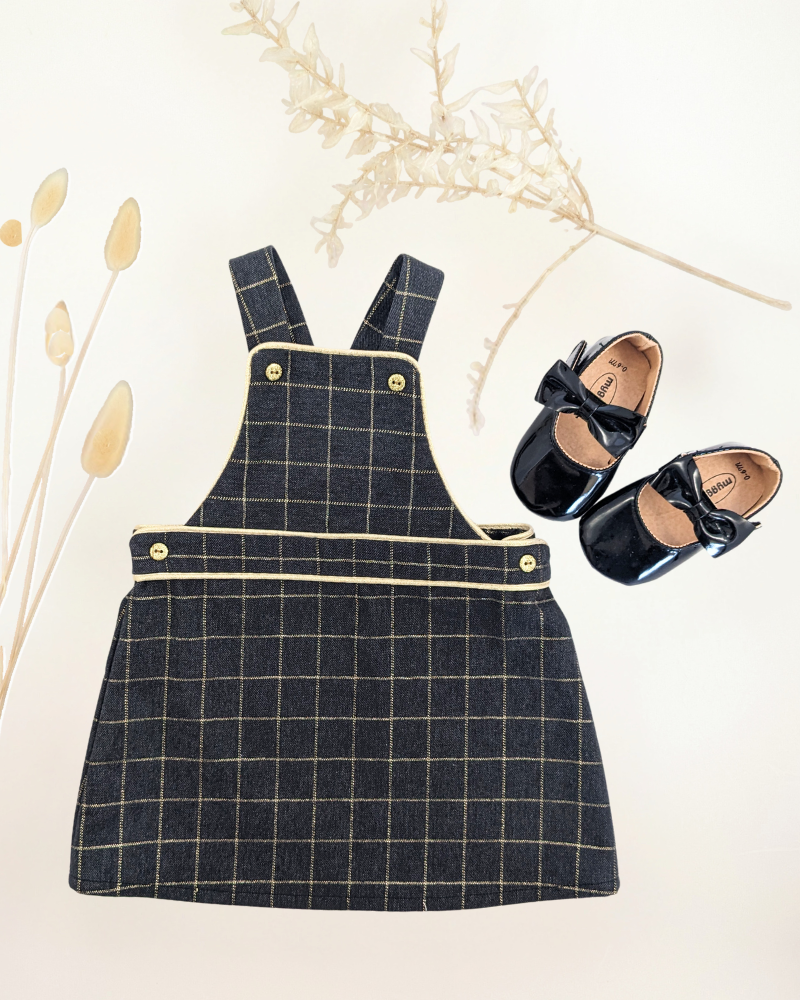 Robe salopette Late Summer cousue dans un lainage fin, offrant une tenue chic et confortable pour bébé.