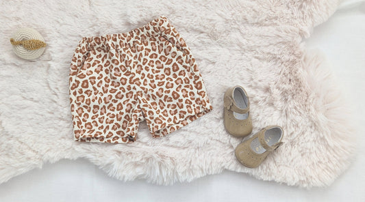 Patron couture Elda pour bébé short, pantalon et jupe, modèles confortables et faciles à coudre en PDF pour toutes les saisons