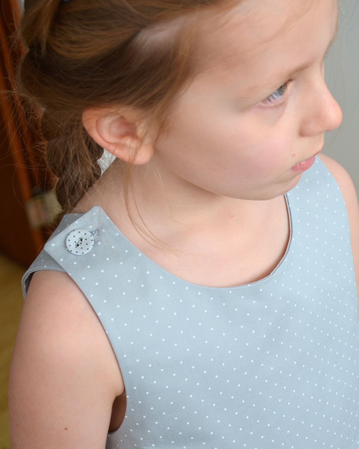 Détail épaules boutons robe fille Poppy cousue en coton – patron couture fille facile