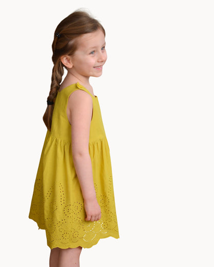 Robe chasuble fille Poppy froncée – patron gratuit couture