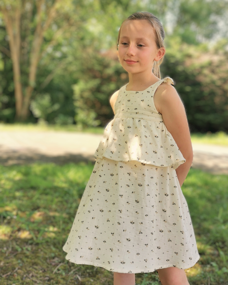 Version robe du patron Laïa pour fille, avec volant froncé et bretelles à nouer.