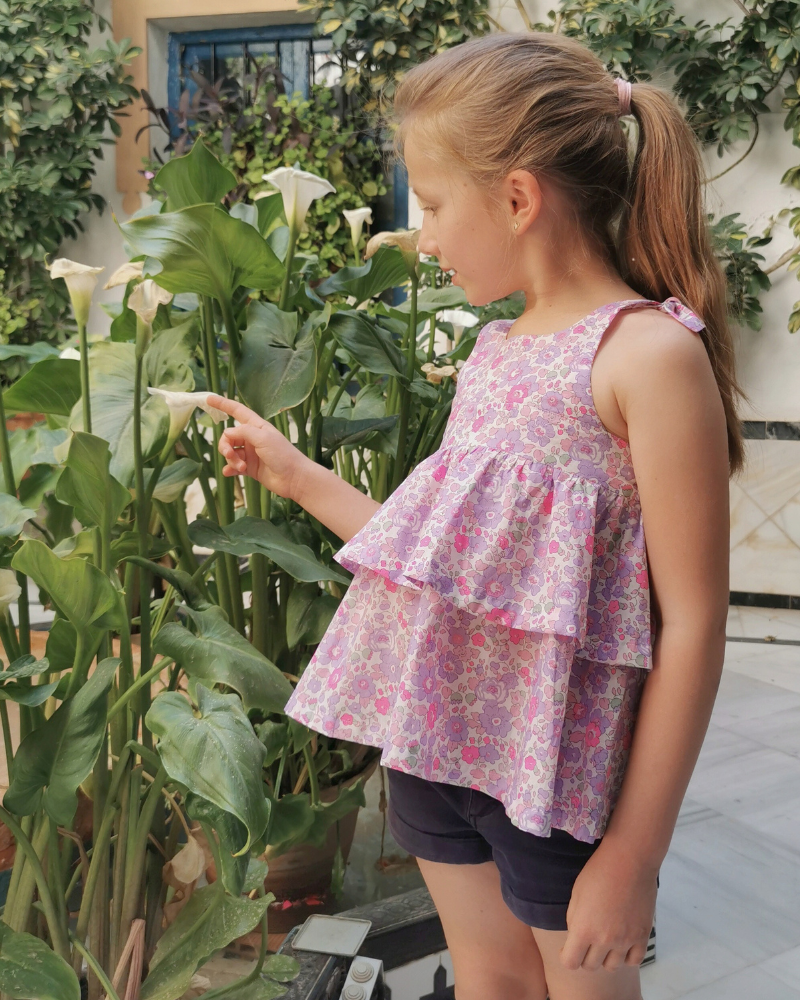 Version top du patron Laïa en Liberty, modèle d'été pour fille avec volant froncé et bretelles réglables à nouer.