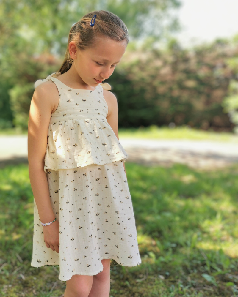 Robe Laïa portée, modèle d'été avec bretelles à nouer, volant froncé et dos élastiqué.