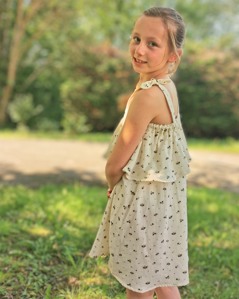 Robe Laïa pour fille avec dos élastiqué et bretelles réglables à nouer, cousue pour la saison estivale.