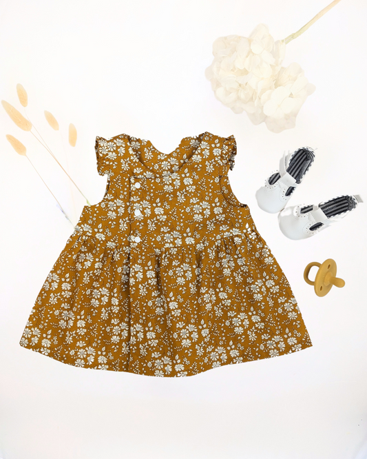 Robe portefeuille pour bébé cousue dans la version froncée du patron Pretty Bébé, avec mancherons et jupe froncée pour un rendu délicat et confortable.