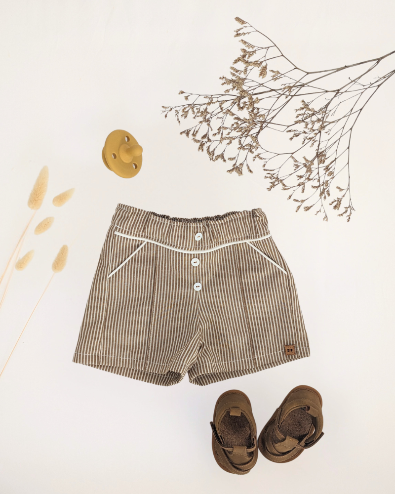 Short bébé coupe droite avec poches italiennes passepoil et taille élastiquée