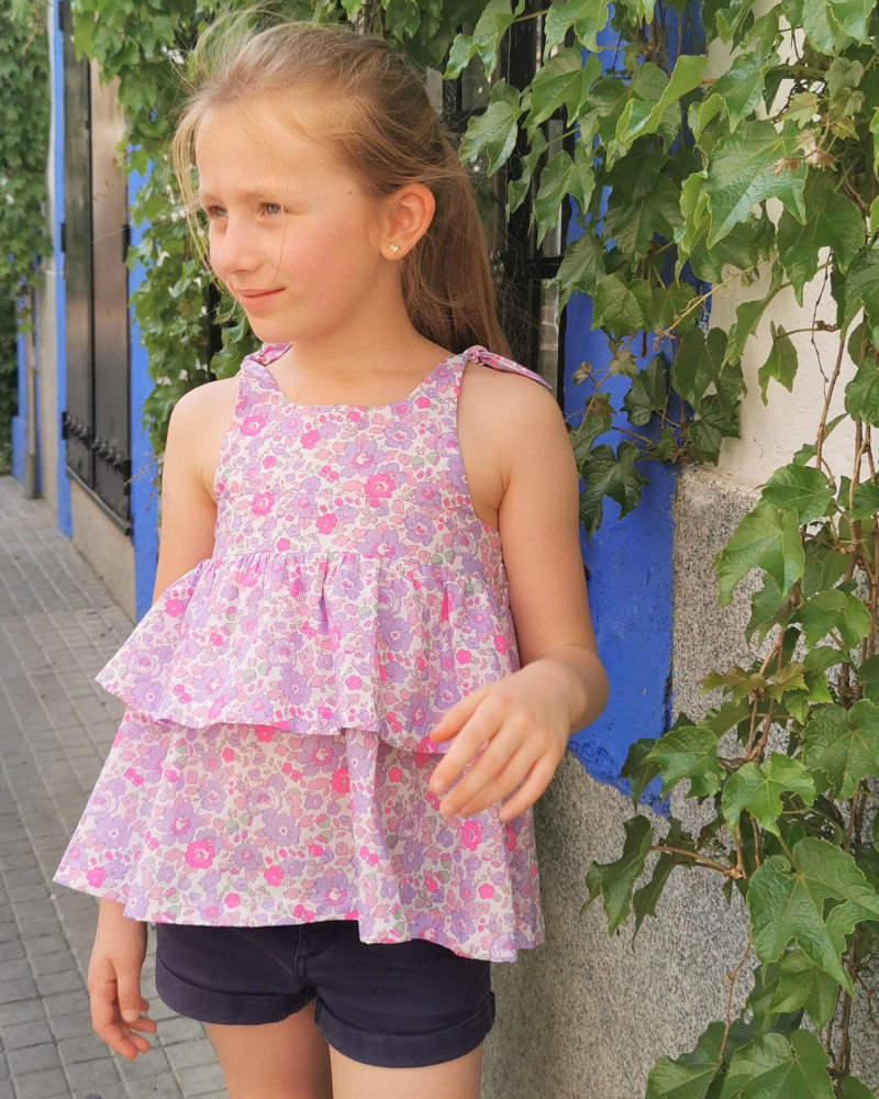 Top Laïa en tissu Liberty porté avec bretelles à nouer, volant froncé et dos élastiqué.