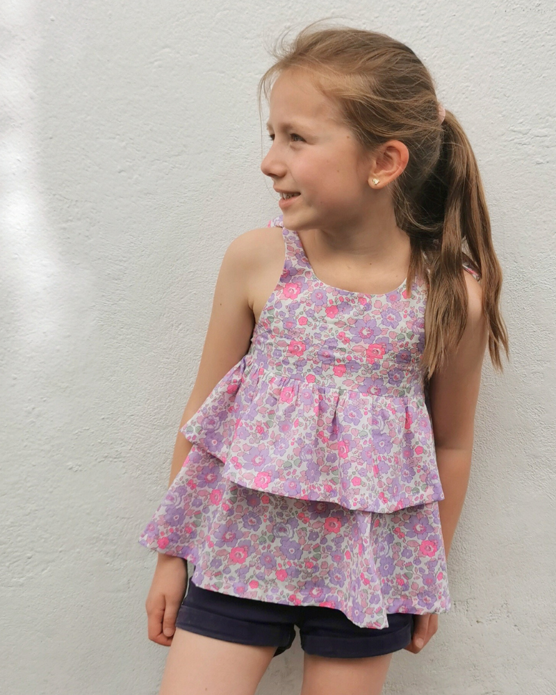 Top Laïa pour fille cousu en Liberty, avec dos élastiqué et bretelles à nouer pour un ajustement confortable.