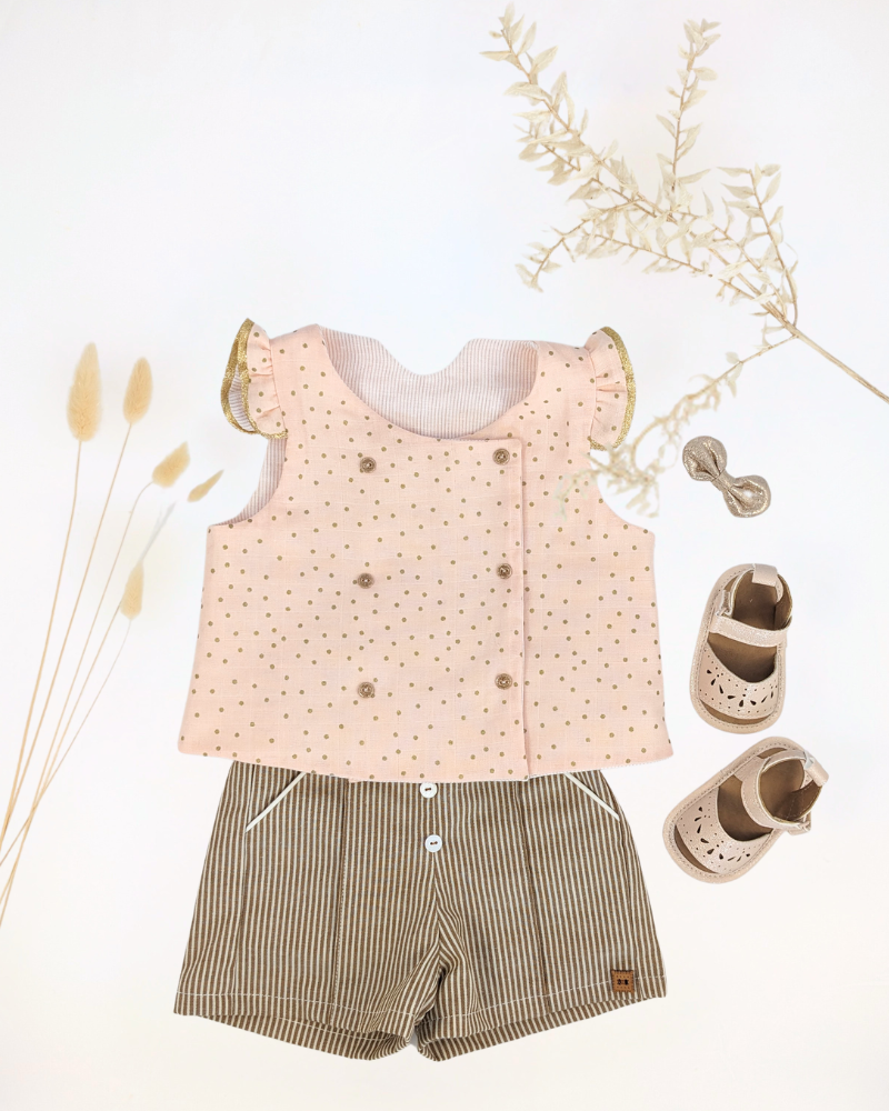 Top portefeuille pour bébé cousu dans la version droite du patron Pretty Bébé, avec coupe trapèze, mancherons froncés et finitions entièrement doublées.
