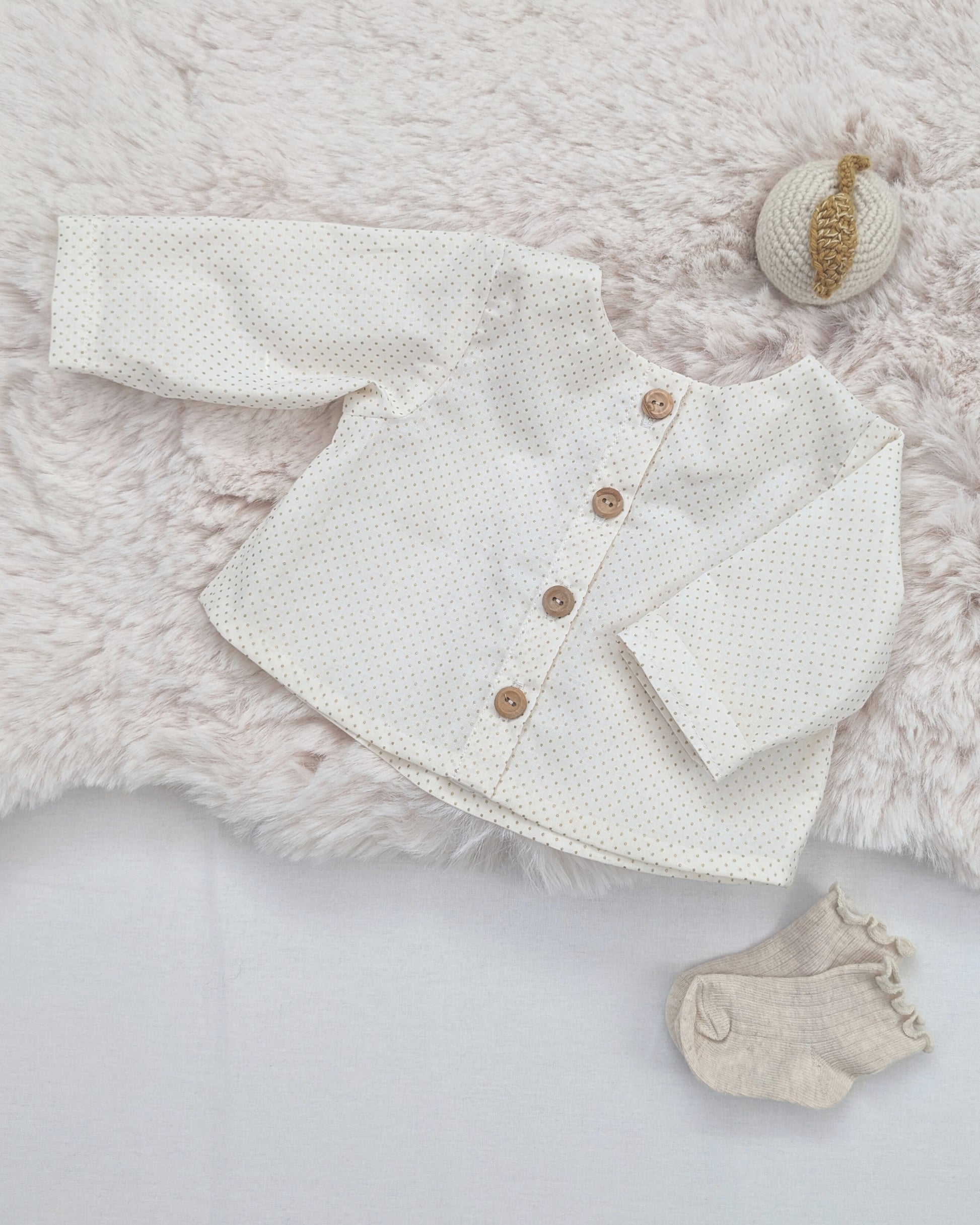 Blouse bébé cousue avec le patron couture Rakel, idéale pour un look doux et moderne.