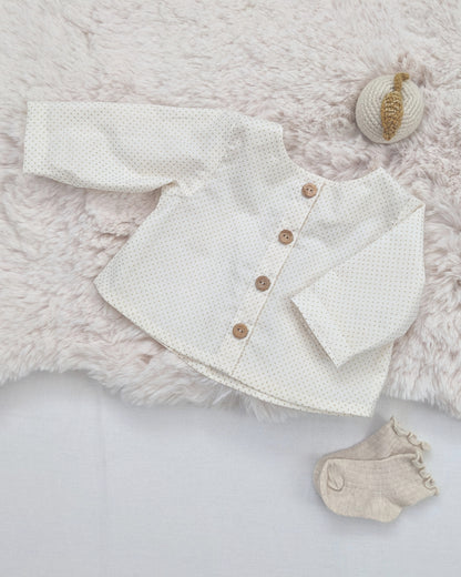 Blouse bébé cousue avec le patron couture Rakel, idéale pour un look doux et moderne.