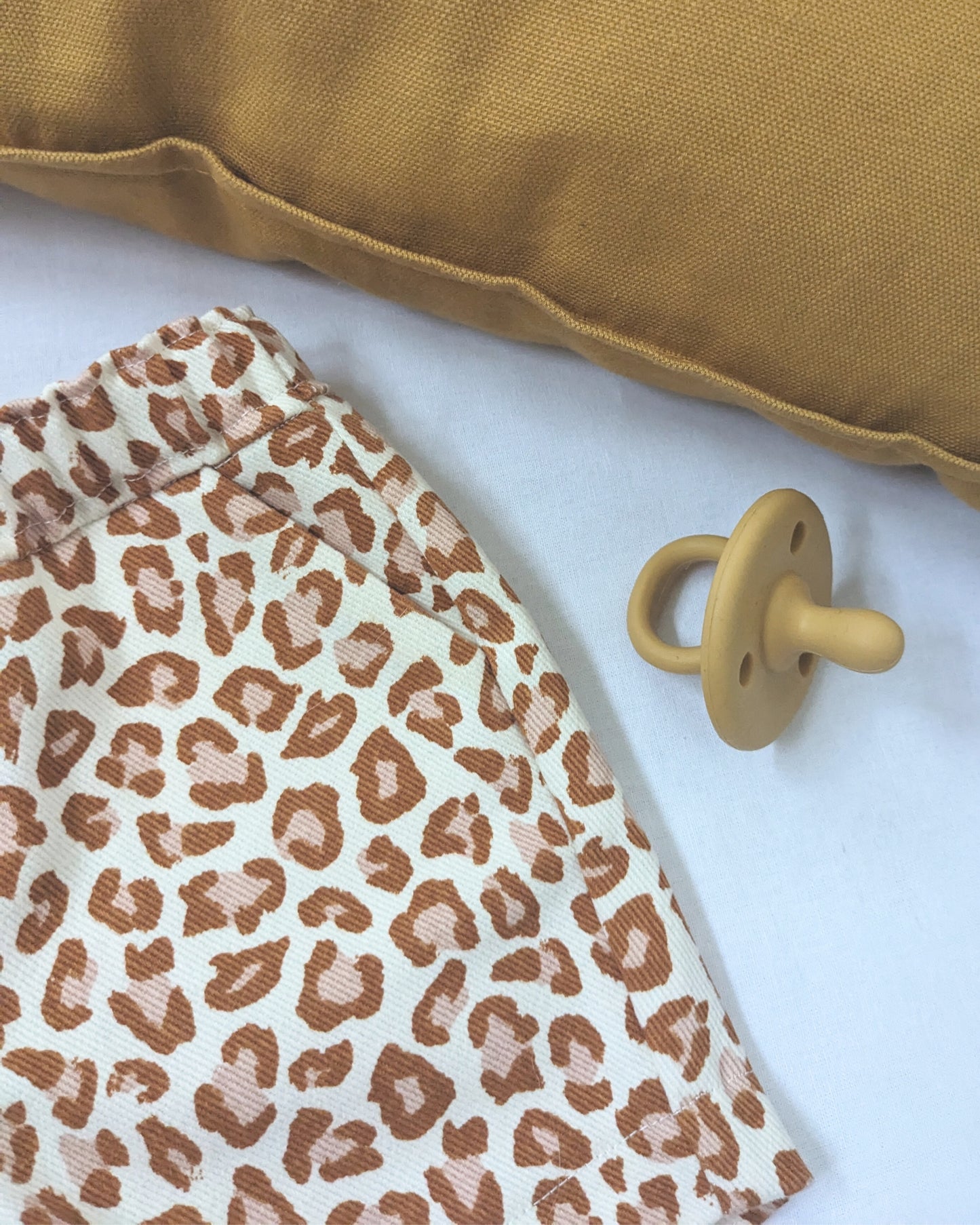 détail poche Short bébé cousu avec le patron PDF Elda, vêtement fait main pratique et intemporel.