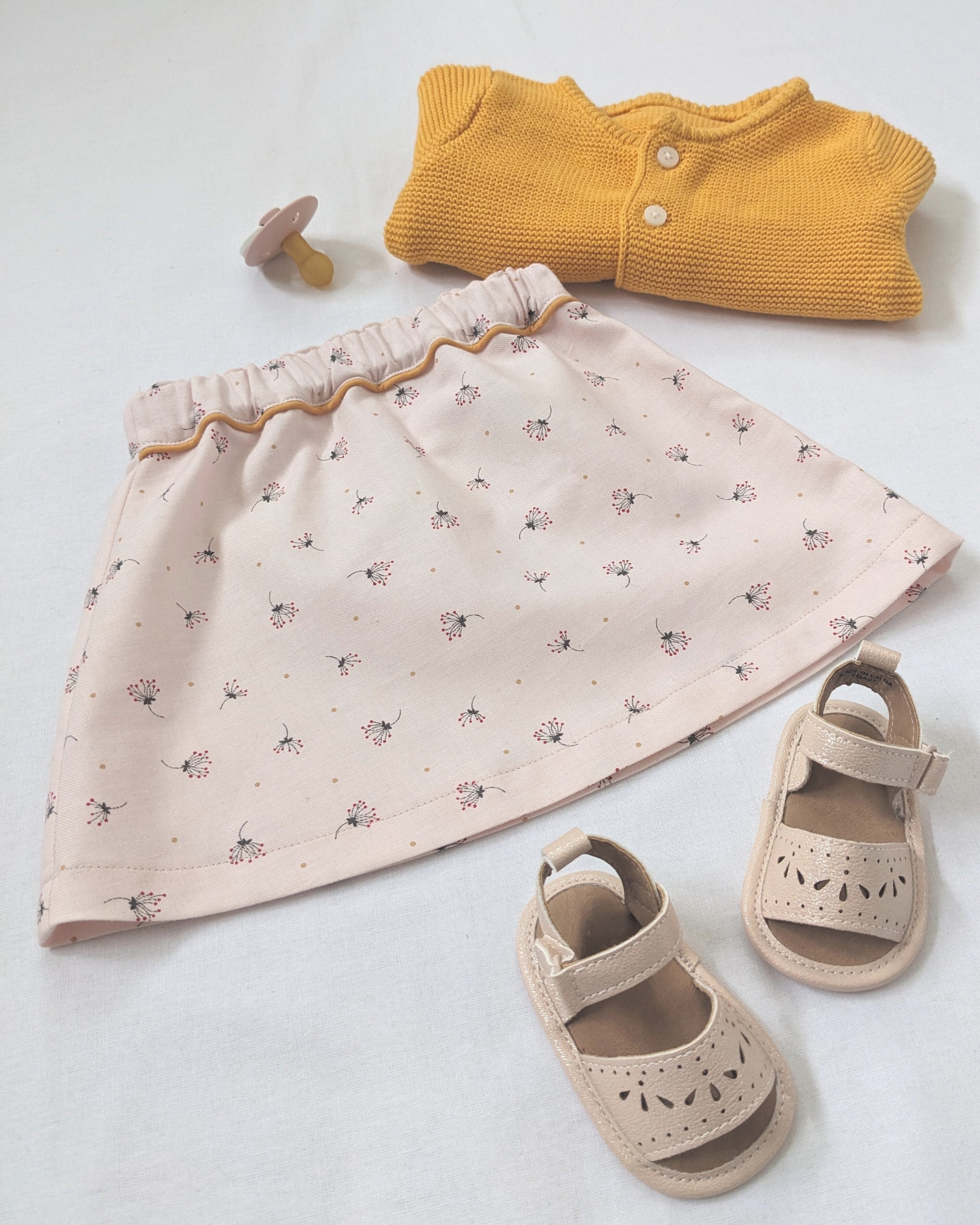 Jupe bébé cousue avec le patron Elda, vêtement fait main au style intemporel