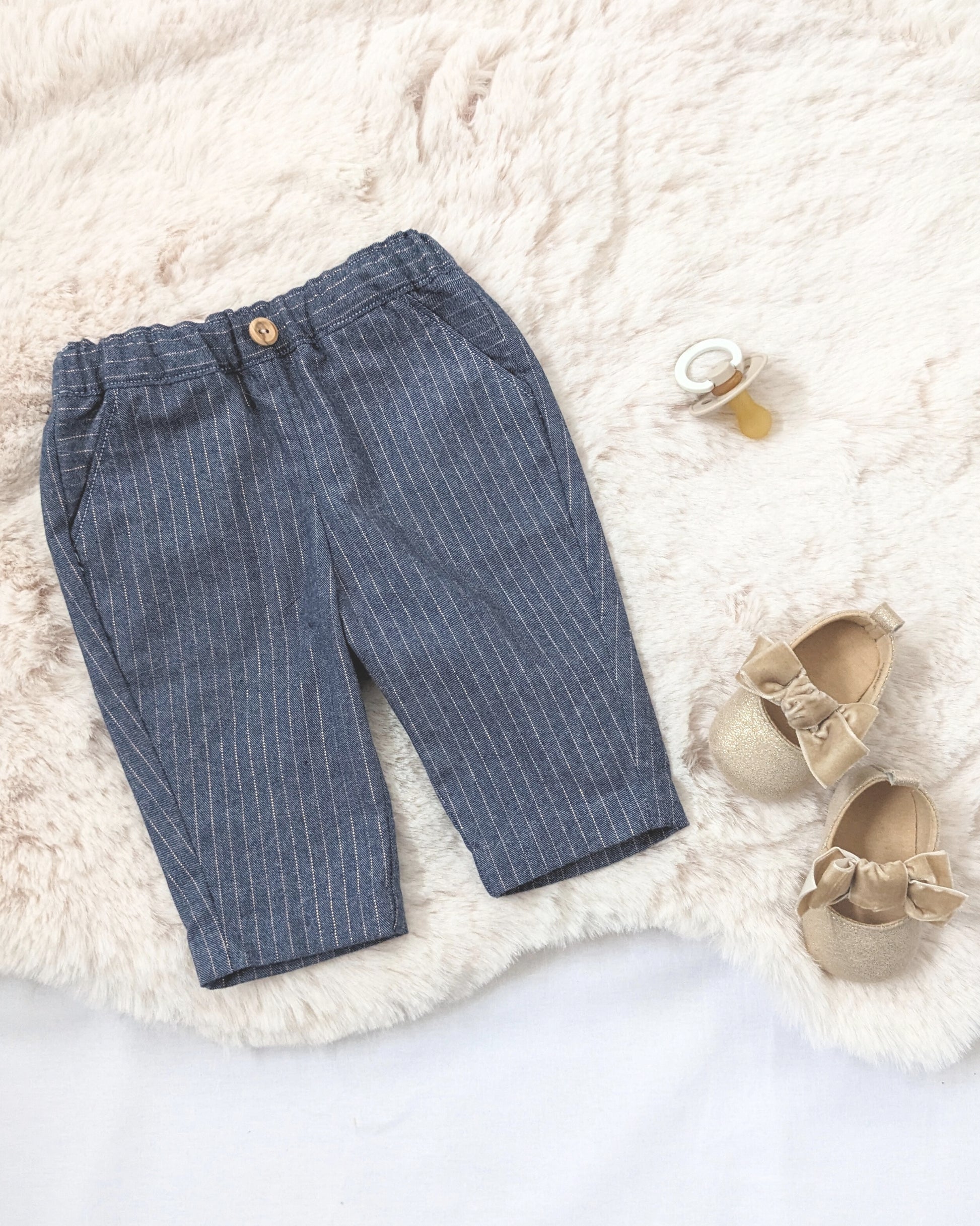 Pantalon bébé fait main cousu avec le patron Elda, modèle agréable à coudre et à porter.