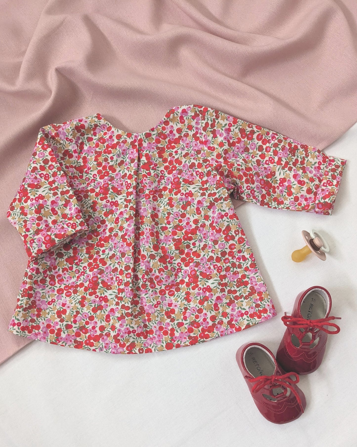 Patron couture robe Rakel en Liberty pour bébé, modèle élégant et confortable à coudre en PDF.