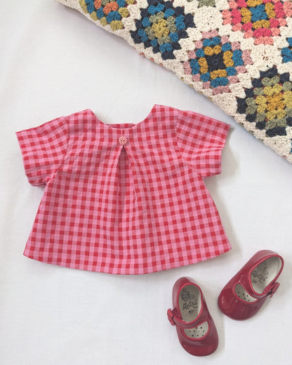 patron couture Rakel, blouse et robe bébé aux lignes soignées.