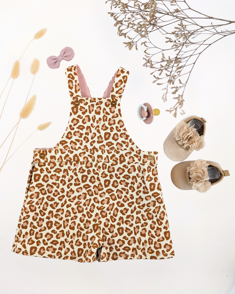 salopette Late Summer de face, modèle ample avec bretelles boutonnées et jambes larges