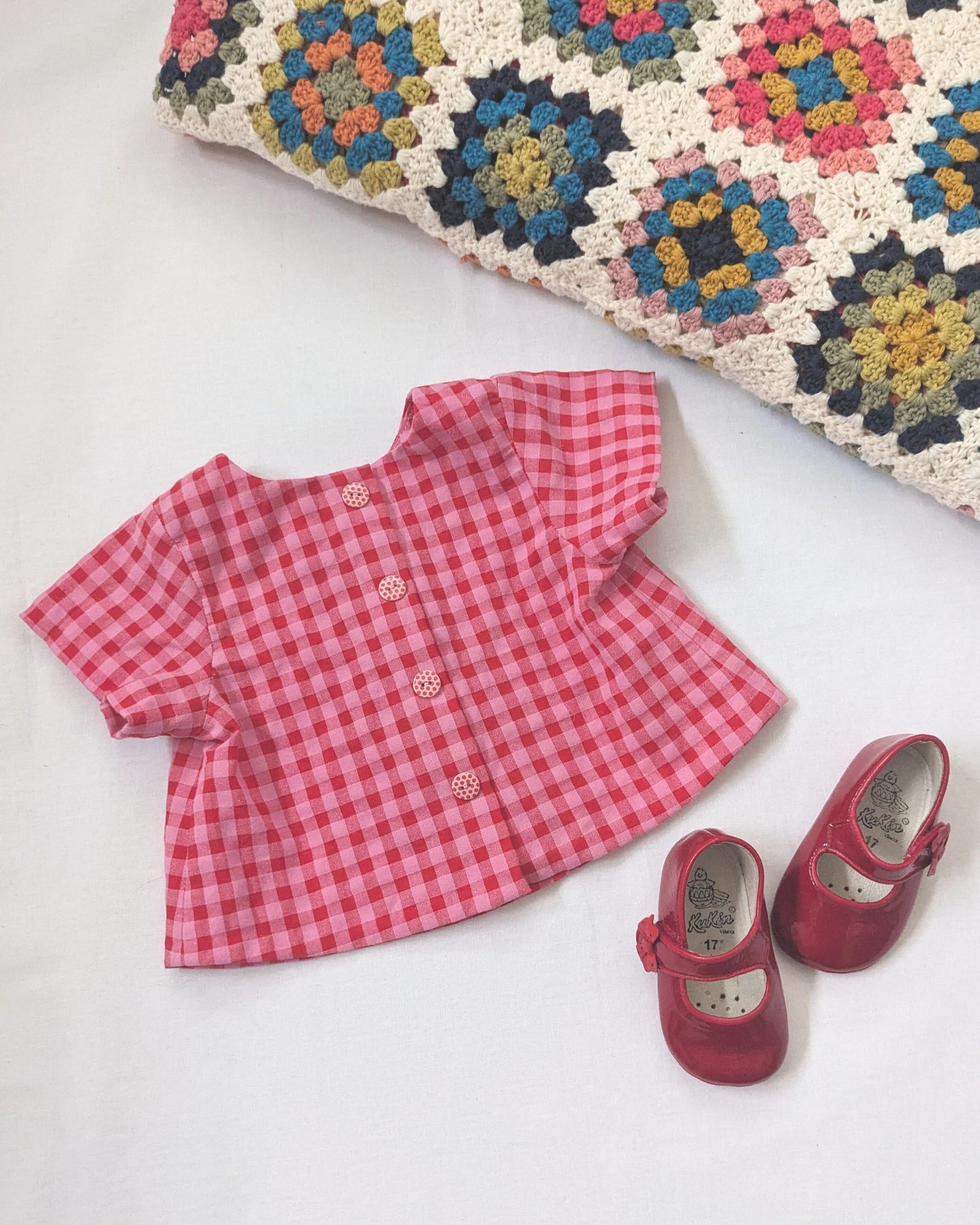 Vêtement bébé fait main cousu avec le patron Rakel, blouse ou robe confortable et élégante.